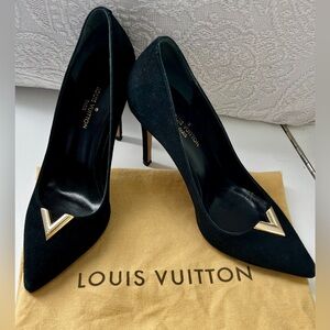 Louis Vuitton pumps with gold logo hardware detail. Size 37.